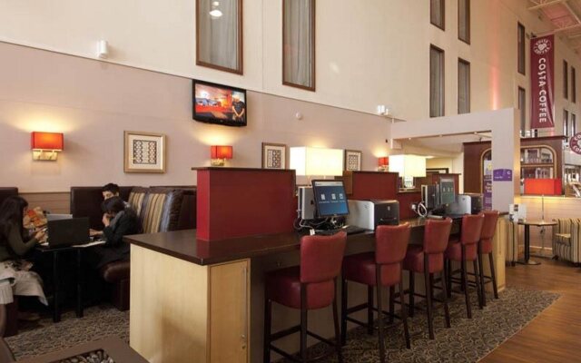 Premier Inn Heathrow Airport T2 & T3 (Bath Road)