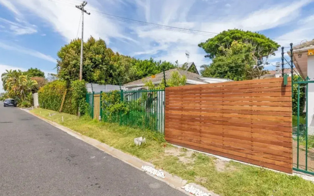 Peaceful 1BD Flat w/ Private Gardenrondebosch