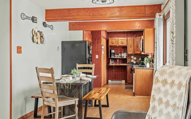 Stylish Renovated Home Open Layout, Coffee Bar + Near Hiking & Waterfalls