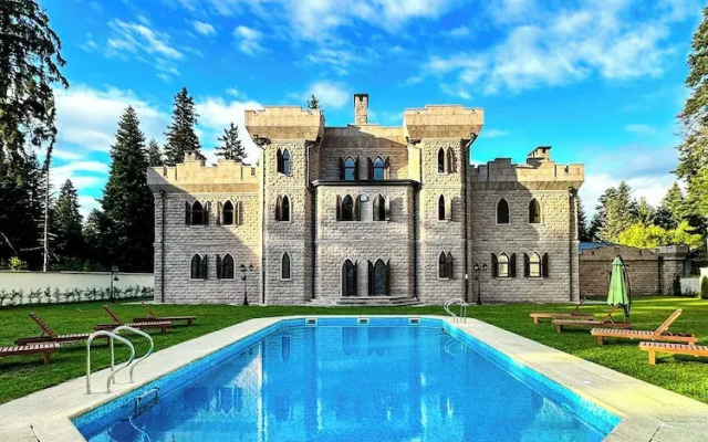 The Castle - Your unique way of retreat