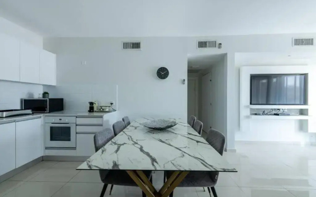 Pool side luxury suite at Royal Park-New Listing