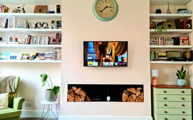 Vibrant Spacious Apartment In West End