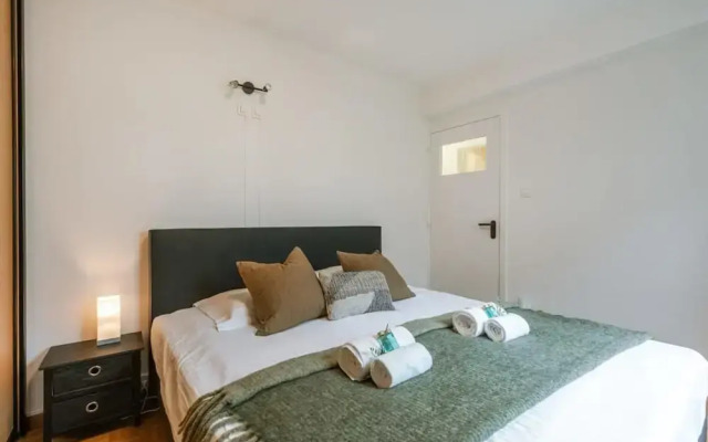 Characterful Apartment With Lateral sea View