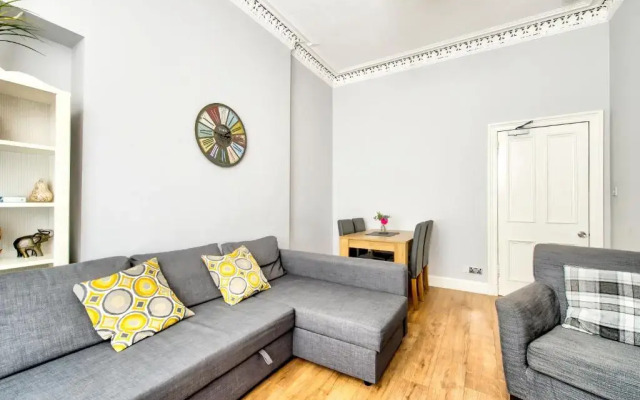Edinburgh City Central Apartment Sleeps 6 Free Parking