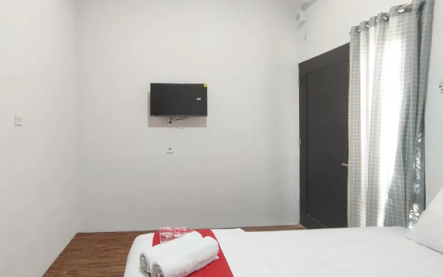 RedDoorz near Graha Saba Buana 2