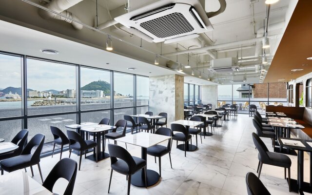 Shift Door Residence Hari