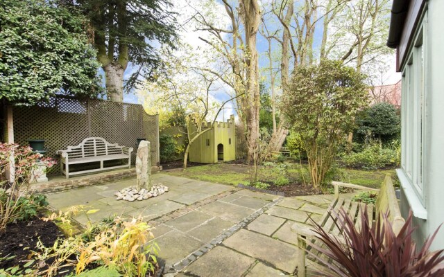 Traditional 4Br Family Home in Charming Highgate