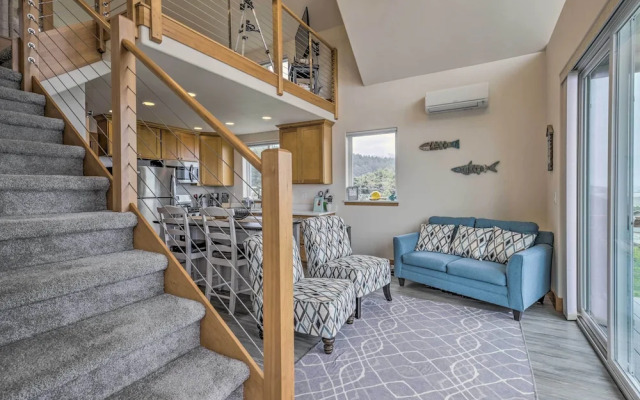 Chic Beachfront Abode w/ Balcony & Beach Access!