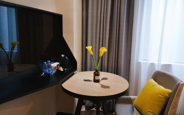 IU Hotels·Nanning Zoo Metro Station RT-Mart