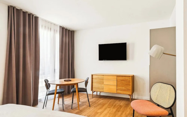 Limehome Piraeus Iris