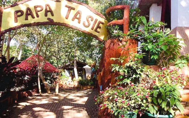Papa Tasi Lake Side Hotel And Park
