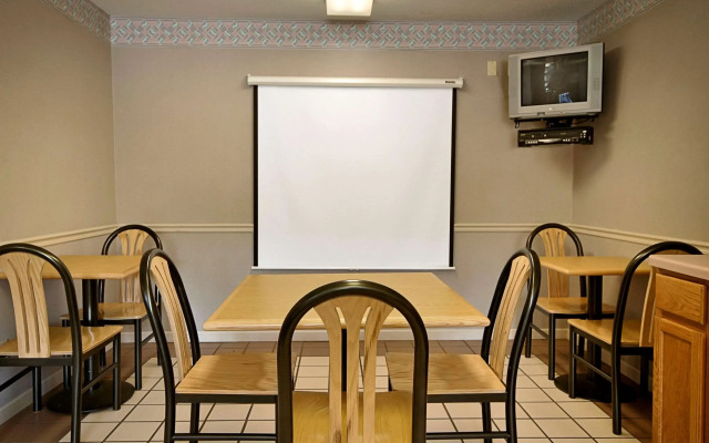 Super 8 by Wyndham Peoria East