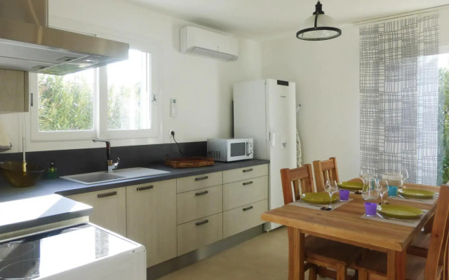 Nice Holiday Home With Private Terrace, Arpaillargues-et-aureillac