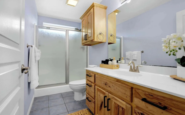 Spacious Retreat & Game Room Sleeps 12