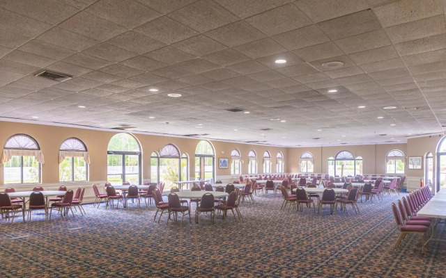 Cottonwood Suites Savannah Hotel & Conference Center