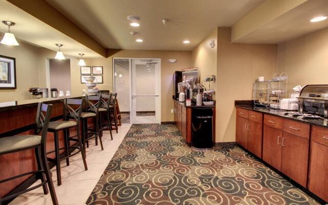 Cobblestone Hotel & Suites - Newton