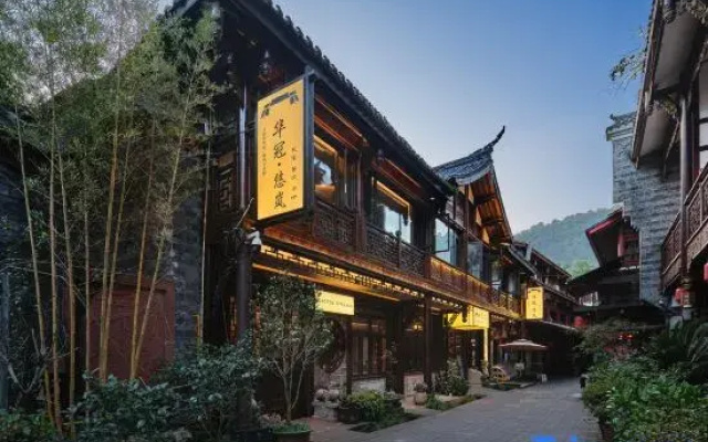 Qingcheng Houshan Huaguan Mountain Villa
