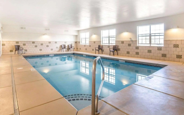 Country Inn & Suites