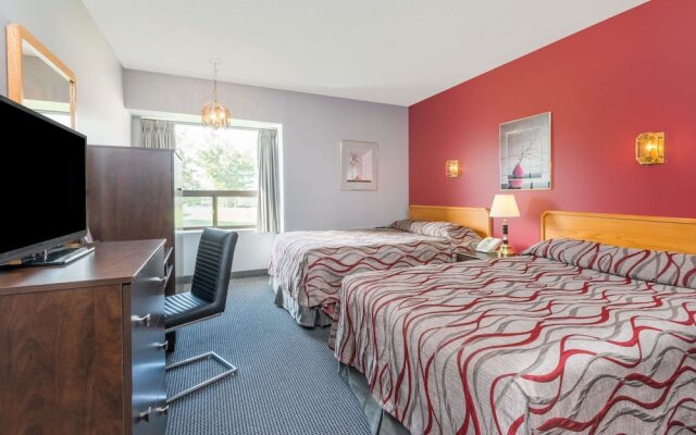 Super 8 Mt Hope Hamilton Intl Arpt ON