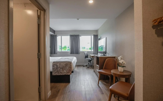 Monte Carlo Inn Oakville Suites