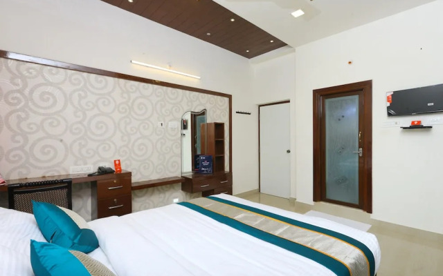 OYO 10701 Moukthi Apartment