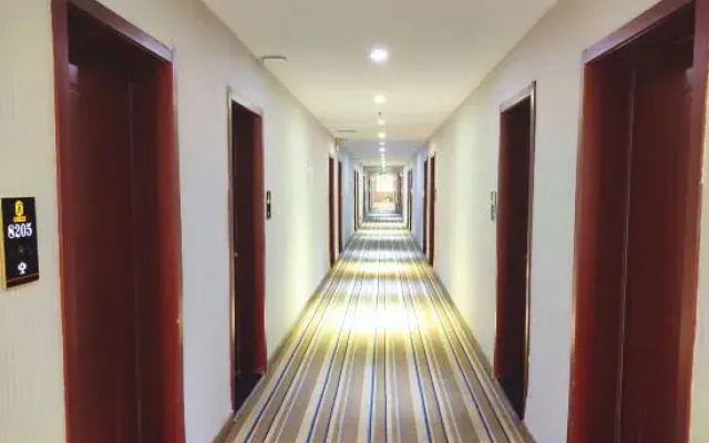 Super 8 Hotel (Linyi Wuyue Plaza, Dongxing Road, Airport)