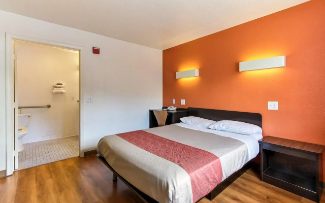 Super 8 by Wyndham Santa Clara