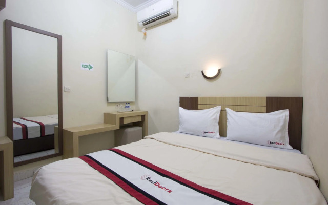 RedDoorz Plus near Stadion Mandala Krida