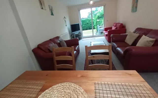 Central Modern Apartment with Free Parking And Private Garden