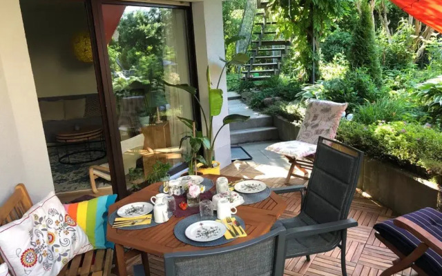 Souterrainwohnung mit großem Garten und Sauna