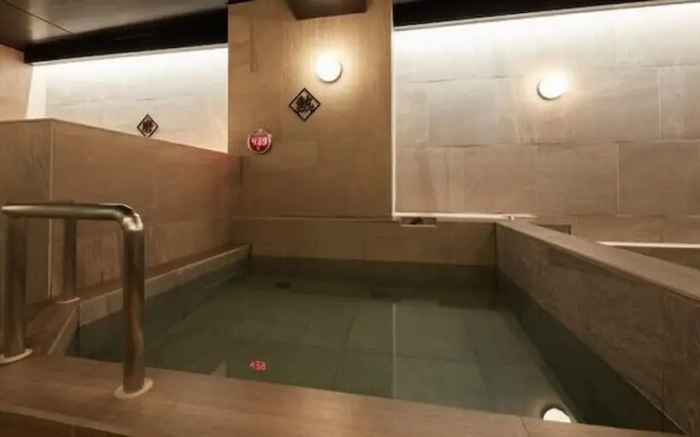 Rembrandt Cabin and Spa Shimbashi - Caters to Men