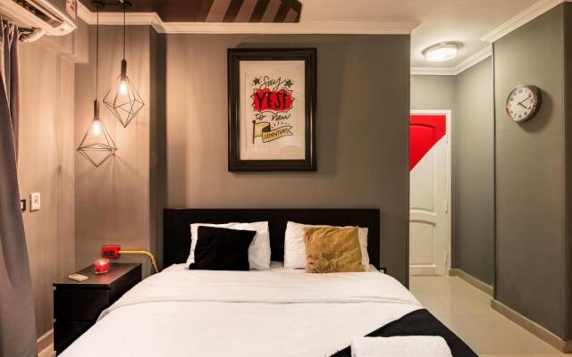 The Terminal 2 Stay - Steps From Nightlife and Airport