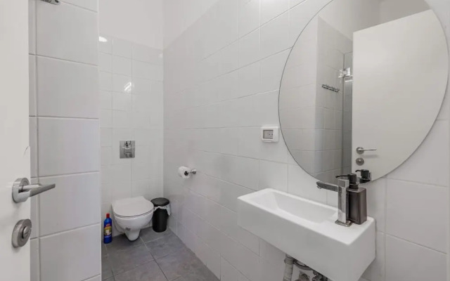 Allenby Spacious 6BR Home by Sea N' Rent