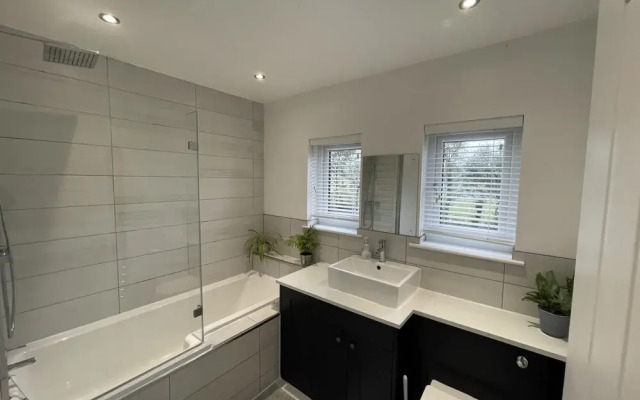 New Modern & Spacious Snowdonia Home - Sleeps 7