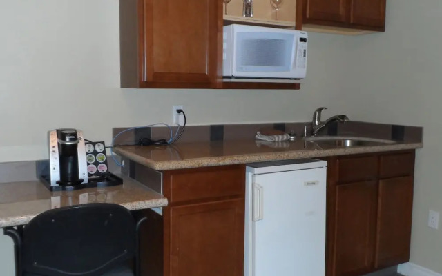 Above The Beach Guest Suites