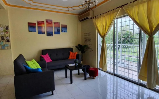 Colourful homestay - (near jeti sky mirror)