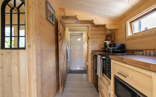 New Stunning Lake View Log Cabin With Hot Tub