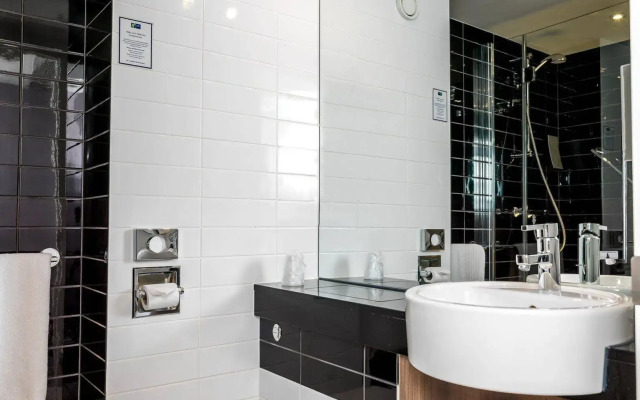 Holiday Inn Express London Gatwick - Crawley by IHG