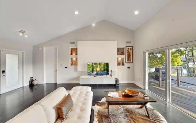 Blue stone lake home by PMI