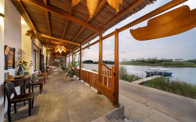 Boat House Riverside Homestay