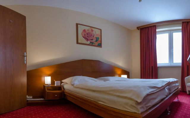 Hotel West