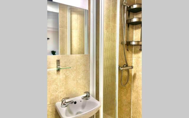 Modern Studio Apartment Near Town Centre
