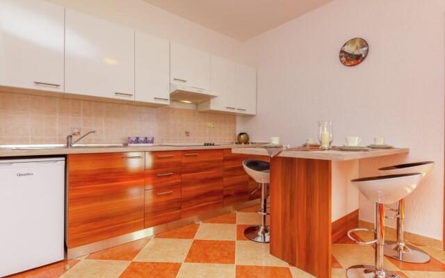 Adorable apartment in Dramalj with pool