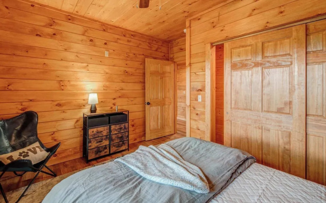 Gorgeous & Secluded 3 BDR Cabin in Mineral Bluff!