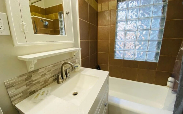 Stunning Bungalow next to UNC - Free Cruiser Bikes!