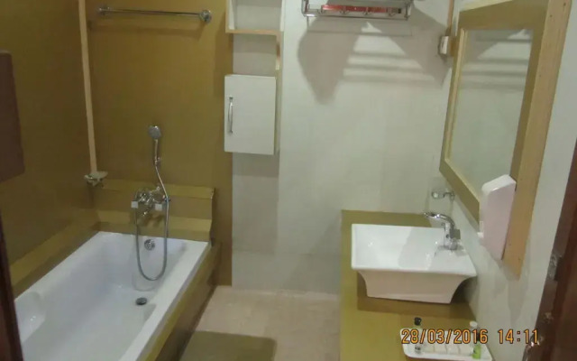 1 BR Houseboat in Nigeen Lake, Srinagar, by GuestHouser (657F)