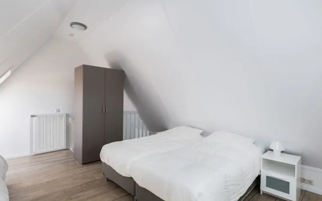Lovely Holiday Home in Ouddorp Near Lake
