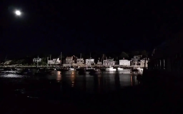 Bearskin Neck Motor Lodge