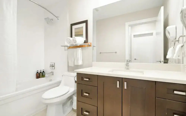 Lakefront Lux 2BR Symphony Of Comfort