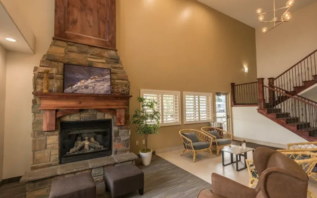 The Landmark Inn & Suites